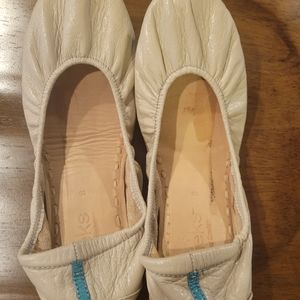 Size 8 Beige Tieks